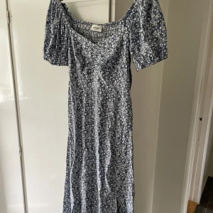 Långklänning  - En blå/vit långklänning med slits ifrån dobber. Endast använd 2 gånger. Nypris 800🤍