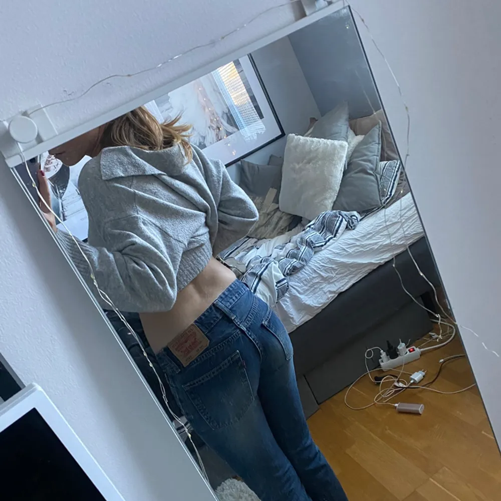 Ett par lågmidjade Levis jeans som tyvärr inte passar mig. De är i storlek W27 och L30. Köpta second hand . Jeans & Byxor.