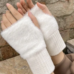 Trogvantar - Snyggaste torgvantarna! Handgjorda med återanvänt garn, skonsamt för miljön men även sjukt skönt på! 50% av all vinst går till WWF! Var med och stödj oss och få ett par snygga torgvantar på köpet😉 1 par : 99  2 par : 149 3 par : 200 + ett gratis armband !