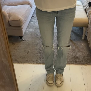 Håliga blåa jeans  - Jätte najs blåa håliga jeans💙💙 De har blivit för små!😭Dessa ska vara storlek 38 men känns mer som 36😋