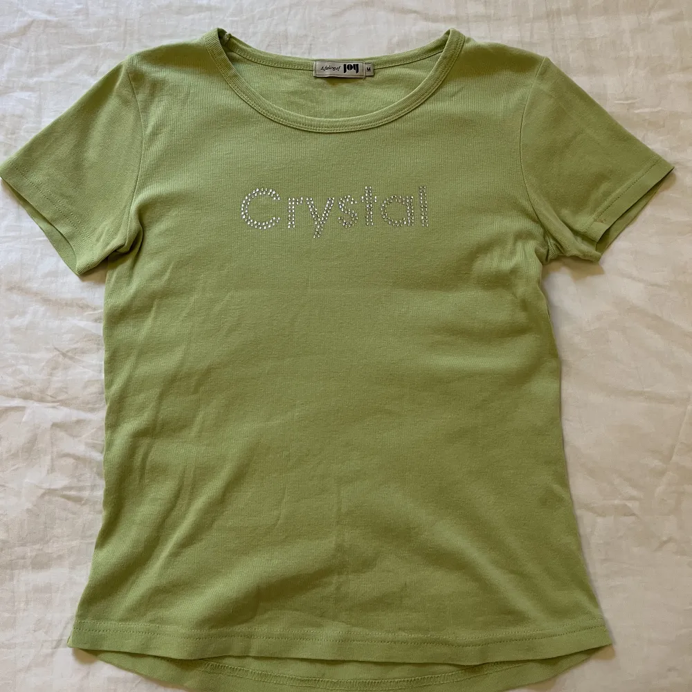 Grön superskön t shirt med rhinestones, defekt: liten fläck på vänster ärm. Säljer via köp nu🩷😊. T-shirts.