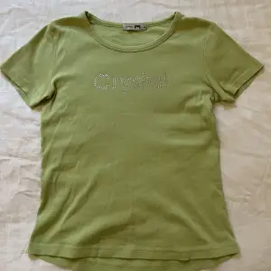 Grön superskön t shirt med rhinestones, defekt: liten fläck på vänster ärm. Säljer via köp nu🩷😊
