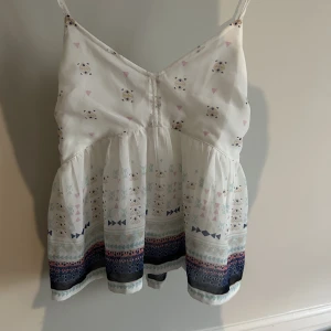 Topp - Gullig topp med lite mönster på 💓💓