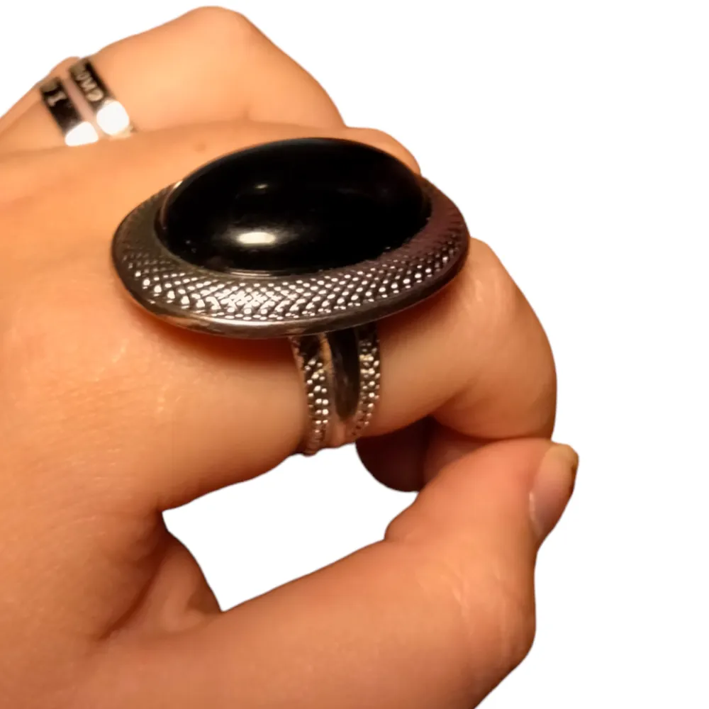 En fet ring som är så cool och som förtjänar att bli använd! Vet ej ifall den är nickelfri! . Accessoarer.