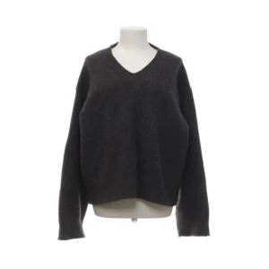 Weekday kofta  - Köpt på sellpy med passade inte mig. Storleken är S men skulle säga att den är oversized.