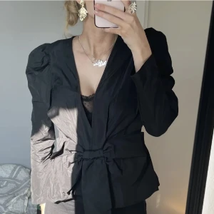 Blus från zara  - Säljer denna jättefina blus med rosett i mitten ifrån zara som endast är testad (sista bilden lånad)