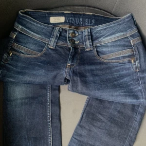 Lågmidjade pepe jeans - Jättesnygga lågmidjade pepe jeans i storlek S💕 De är i straight leg i fint skick,  inga defekter💗 Säljer då dom är lite för långa 🥰 Ps: Frakten är 70 kr då postportskoden kostar så mycket 💗