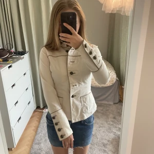 Figursydd jacka med detaljer fram och bak😊 - Jätte cool jacka men har inte hittat något tillfälle jag har kunnat använda den. Tror man skulle kunna styla den väldigt coolt😊skriv gärna om du har någon fråga❤️