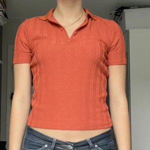 Orange piké - Orange piké med lite texturerat tyg som sitter perfekt och är i bra skick🤩🤩💕brukar ha storlek S