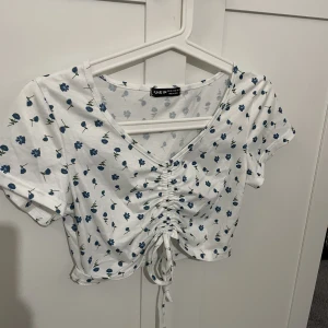 Croppad T-shirt  - Croppad vit T-shirt med snörning 