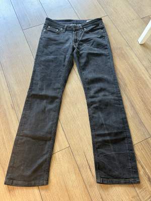Snygga Low waist jeans från Filippa K. Tydliga sömmar och en straight modell i storlek 30/34.