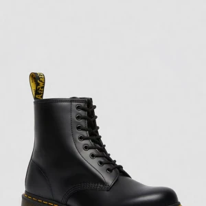Dr martens airwear skor⭐️ - Säljer dessa skor som är i gott skick och använda ca 5 gånger utomhus❤️ Storlek 37 men på mig som har 39 så passar de, fast är lite för tajta för min smak. Priset är diskuterbart!❤️❤️ Nypris: 2100 