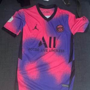 Fotbollströja - Säljer en psg tröja utan namn Använt ett par gånger 
