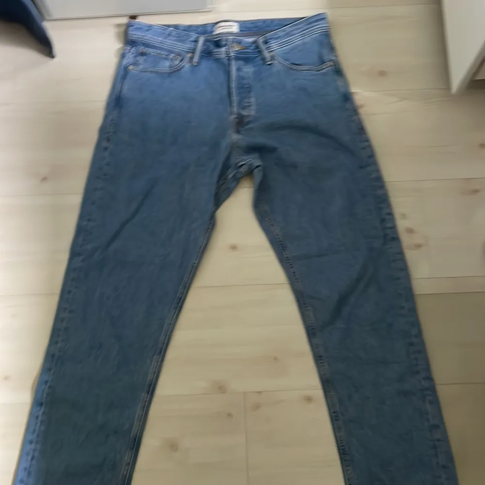 ljusblåa Jack and Jones jeans straight fit Säljer då dem är för små Skick: använda en gång så nyskick Storlek: W32 L34 . Jeans & Byxor.