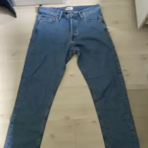 ljusblåa Jack and Jones jeans straight fit Säljer då dem är för små Skick: använda en gång så nyskick Storlek: W32 L34 