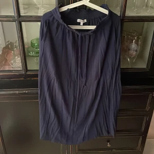 Kjol - Marinblå kjol, använd ett fåtal gånger 