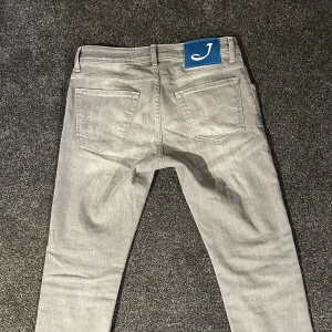 Jacob Cohën Jeans - GALEN STEAL! Säljer nu dessa unika gråa Jacob Cohën Jeansen i nyskick | Denna feta colorwayen går inte att för tag på längre | Nypris 6000 kr | Mitt pris 1599 kr | Priset är inte hugget i sten | Skriv vid minsta fundering! 🙌