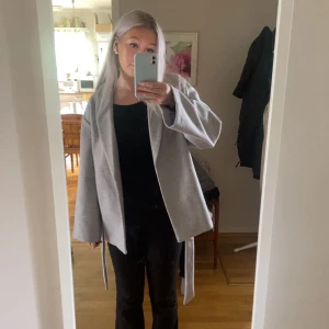 Kapp - Helt ny kappa som passar parfekt till hösten. Använd ett fåtal gånger💗