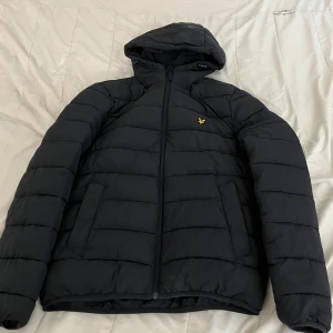 Lyle scott höst/vinterjacka 🍂❄️  - Den här underbara lyle scott jackan, tål sveriges vinter och perfekt mot hösten    Köpt på åhlens men användes aldrig på grund av fel storlek