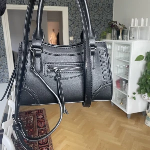 Väska från gina - Säljer nu denna fina väska från Gina som tyvärr aldrig kom till andvändnig, alltså aldrig andvänd. Köparen står för frakt