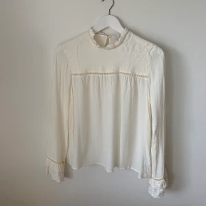 Blus från & other stories, strl 40 - Blus med detaljer från & other stories, gammaldagsvit färg