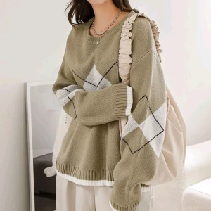 Green sweatshirt - Jag har denna sweatshirt från shein som jag inte använder längre, har bara använt ett par gånger DM FÖR ATT KÖPA!! Priset är inte inklusive frakt