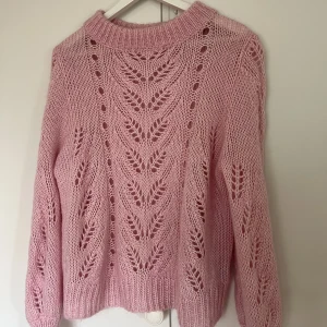 Rosa stickad tröja - Superfin stickad som passar allt från XS-L beroende på hur man vill ha passformen, väldigt gott skick!