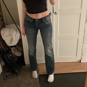 Nyskick! Los waist Stradivarius Jeans - Ett par jättefina helt nya Stradivarius jeans. Storlek 36. Sitter fint på mig som är 169. 