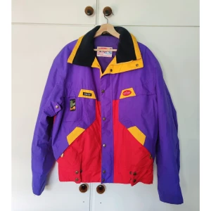 Mover ski jacket retro  - Färgglad moverjacka perfekt för vintern!  Två små brännmärken på ryggen (se bild) Made in finland, Gore-tex Storlek står ej men mått är: Axlar 51cm  Längd: 71cm