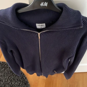 Sams hoodie - Riktigt snygg och bekväm. Inköpt på sams för 800kr