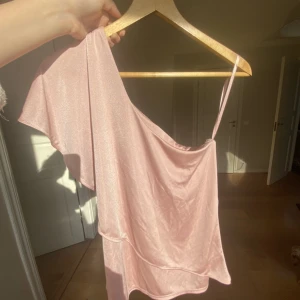One shoulder  - Så fin one shoulder topp i storlek S💞💞