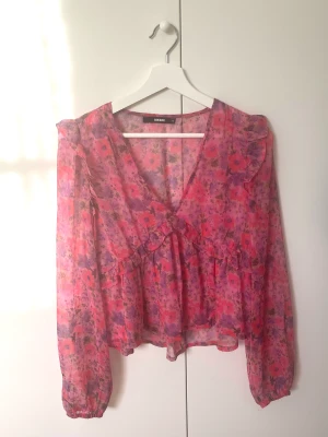 Bikbok blus  - Säljer denna fina populära blusen från Bikbok. Använd cirka 3 gånger. Säljer då den inte kommer till användning 🥰Storlek XS.