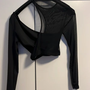 Tröja  - En stylish halv genomskinlig tröja som är helt oanvänd utan prislapp. Den är le tt väldigt bra skick. 