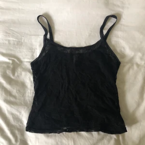 Spets linne Strl M - Spets linne från gamla Åhléns, storlek M men liten i storleken. Finns inga bilder på men Dma gärna vid andra frågor eller funderingar. Köparen står för frakt.