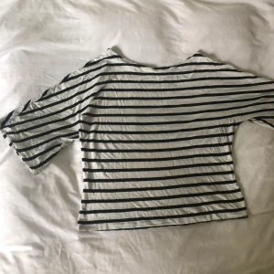 Randig trumpetärm topp strl M - Indiska topp, i gott skick, storlek M. Flare ärmar och boat-neck. Finns inga bilder på men Dma gärna vid andra frågor eller funderingar. Köparen står för frakt.