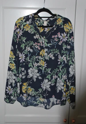 Blus - Blus från H&M i storlek 38. Använd men i bra skick! 