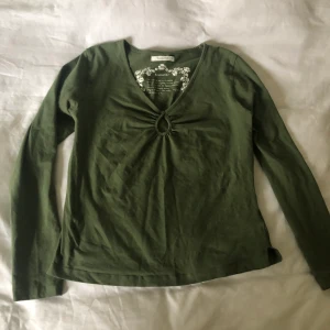 Vintage långärmad topp M - Vintage topp med keyhole detalj på framsidan. Storlek M men kan passa större också. Finns inga bilder på men Dma gärna vid andra frågor eller funderingar. Köparen står för frakt.
