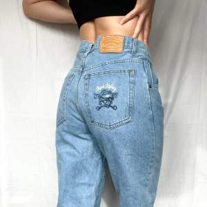 Ett par boyfriend jeans från Doggone i strl 32, för referens har jag ca strl 36/38 i byxor. Supersnygga med broderat tryck på ena bakfickan!