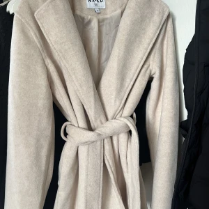 Kort kappa - Intressekoll på min kappa (nyskick) som ja köpte förra hösten från NA-KD (Ida Carlssons kollektion). Perfekt jacka nu till hösten! Köpte för 999 så om nån är intresserad så kan vi komma fram till pris. Skicka om ni vill ha fler bilder från verkligheten! 