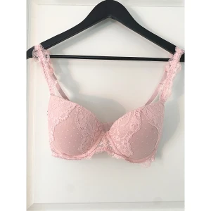 Pushup bh  - Jättefin Pushup bh med spets och andra fina detaljer! Knappt använd så i fint skick!🌸 