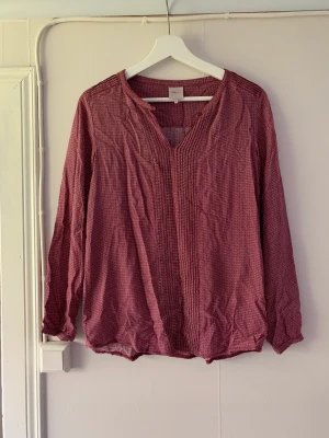 Blus - Blus i fint skick. Är lite åt det vinröda hållet. 