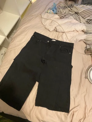 Svarta jeans - Svarta jeans ifrån gina tricot , vida lysben och knappt använda. Köpte de förra sommaren.