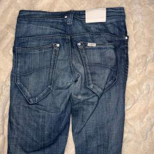Fina lee jeans fint men använt skick. Bild på kan man få dom är straighta/skinny low waist. Tyvär för korta