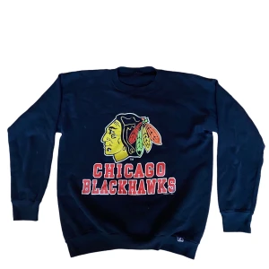 Vintage 90s Chicago Blackhawks Crewneck - Vintage 90s Chicago Blackhawks Crewneck. Tröjan är i bra skick utan fläckar eller skador men lappen på insidan är borta. Känn dig fri att fråga om du undrar något!