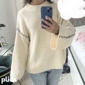 Stickad tröja  - Säljer denna stickade tröja åt min syster. Hon har ej använt den mycket!! 