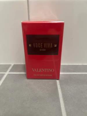 Säljer denna denna parfym från    Valentino Voce Viva Intense EdP. 50ml. Aldrig använd och oöppnad förpackning. 600kr, ordinarie pris 1350kr