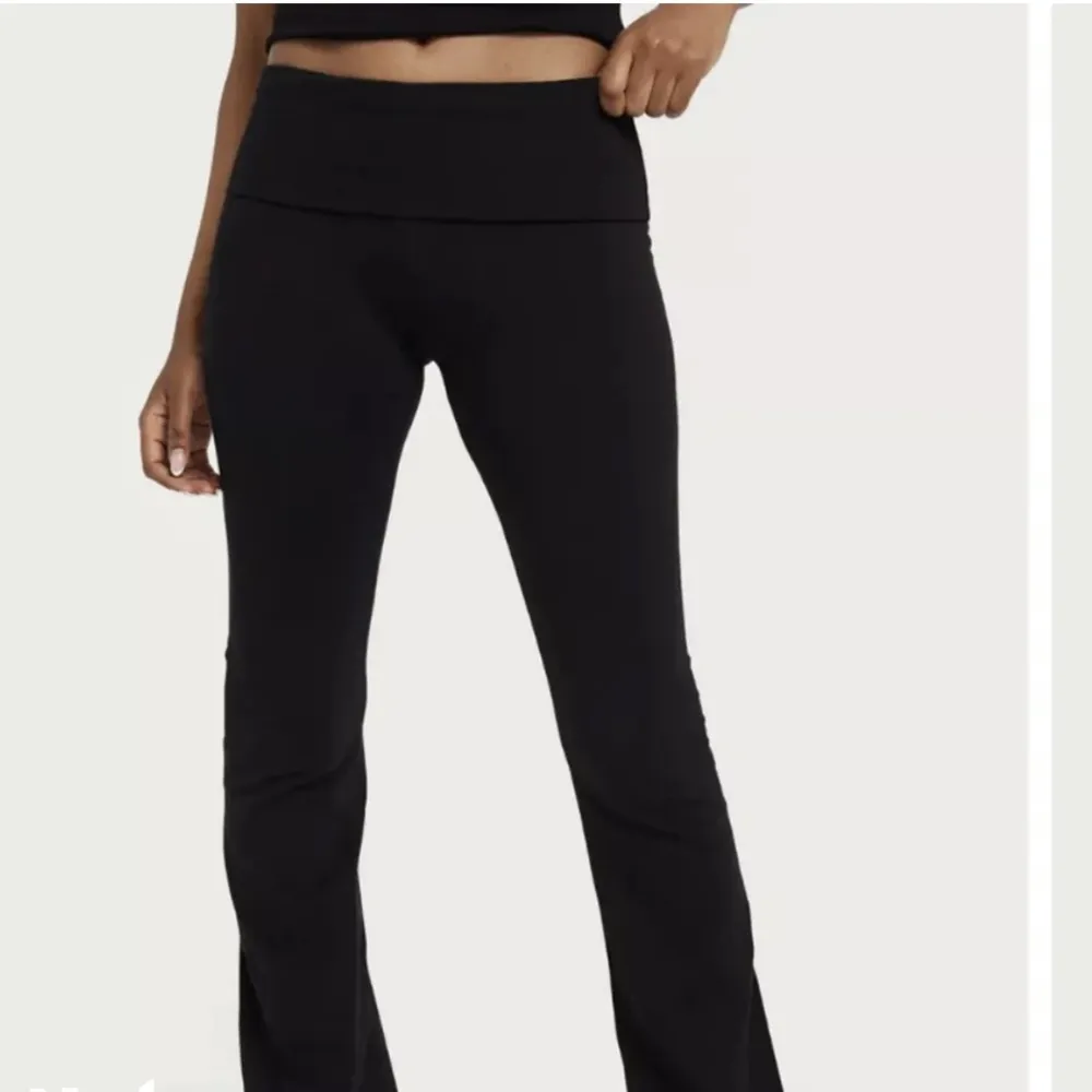 Yoga pants från Gina tricot, strl xxs 🫶🏻 använda typ 3 gånger! Köptes förra  veckan! Vid rätt bud säljer jag 😘orginalpris: 360. Jeans & Byxor.