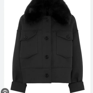 Meotine jacka💓💓 - säljer nu min snygga jacka från meotine som är i mycket bra skick! nypriset ligger på 3000kr 💓💓 kan även tänka mig att byta mot en moncler cardigan!  priset går o diskutera i snabb affär!  kappan är även slutsåld i butik