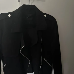 Jacka från Bikbok  - Säljer en jacka från bikbok i storlek XS 🤍 använd ett fåtal gånger, skulle säga att jackan passar S också 