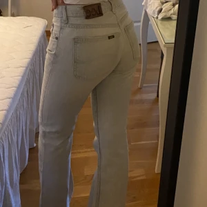 Jeans  - Säljer dessa super fina jeansen💕